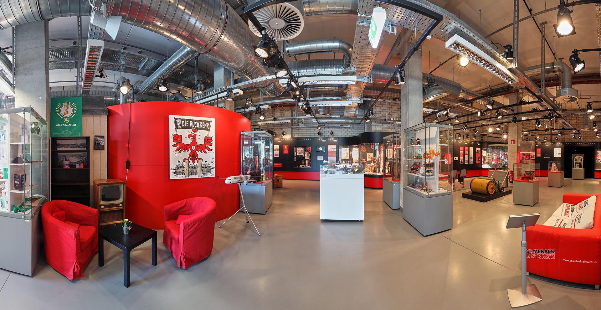 Die chronologisch gestaltete Ausstellung zeigt die 120-jährige Vereinsgeschichte., Credit: © Eintracht Frankfurt Museum gmbH
