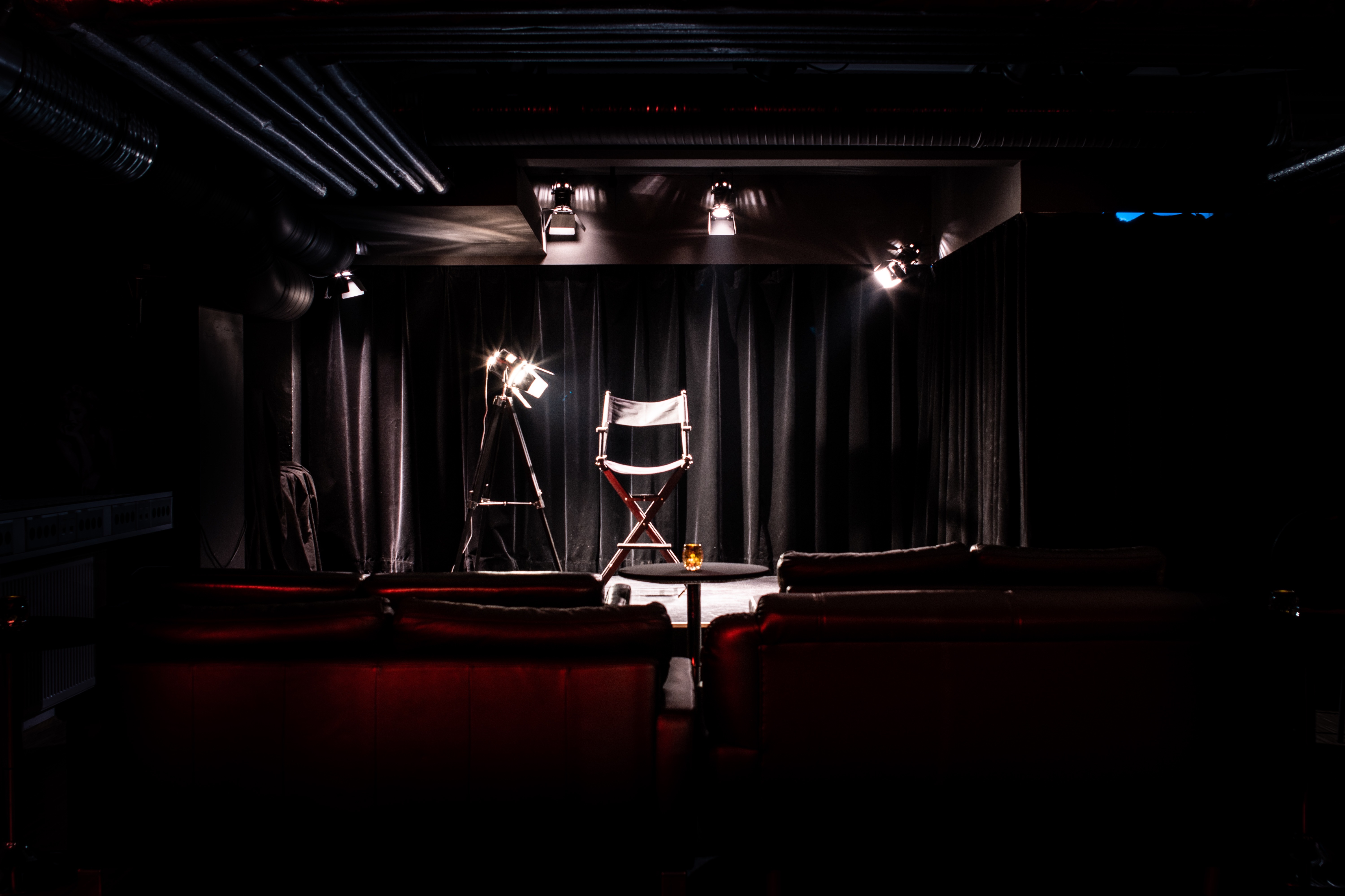 In dem kleinen Theatersaal finden insgesamt 99 Gäste Platz., Credit: © Leon Roskoni