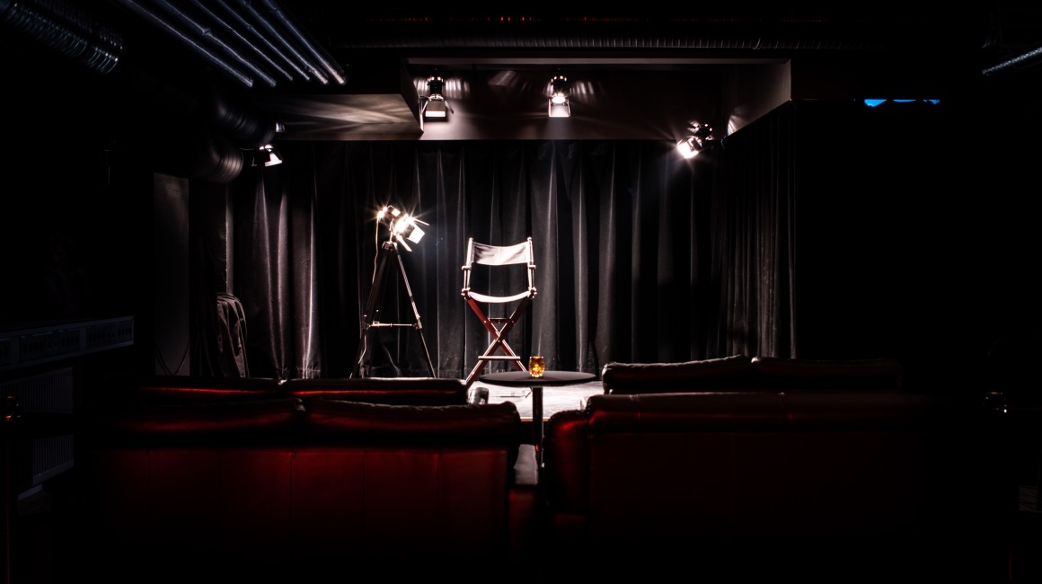 In dem kleinen Theatersaal finden insgesamt 99 Gäste Platz.; Foto: Leon Roskoni