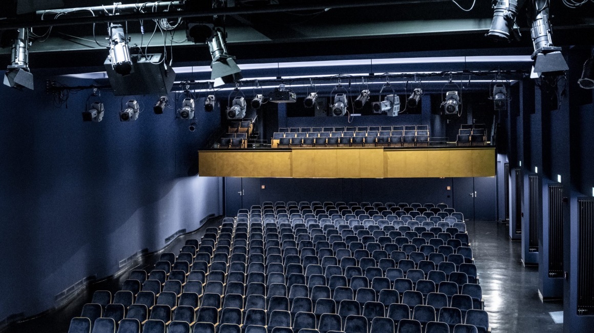 Der Cantate-Saal ist seit Januar 2020 der feste Spielort der Fliegenden Volksbühne; Foto: Niko Neuwirth