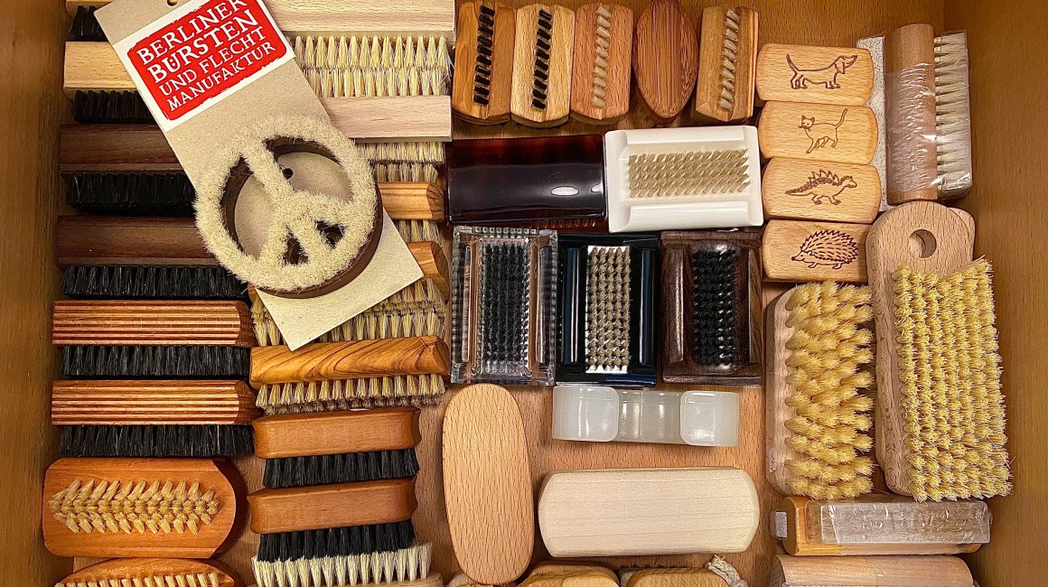 Das Sortiment umfasst über 100 Bürsten.; Foto: Bürstenhaus