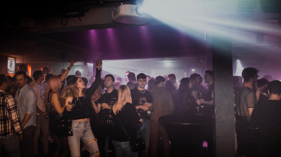 Die Gäste feiern das bunte Programm von Hip-Hop bis K-Pop.; Foto: Karlson Club