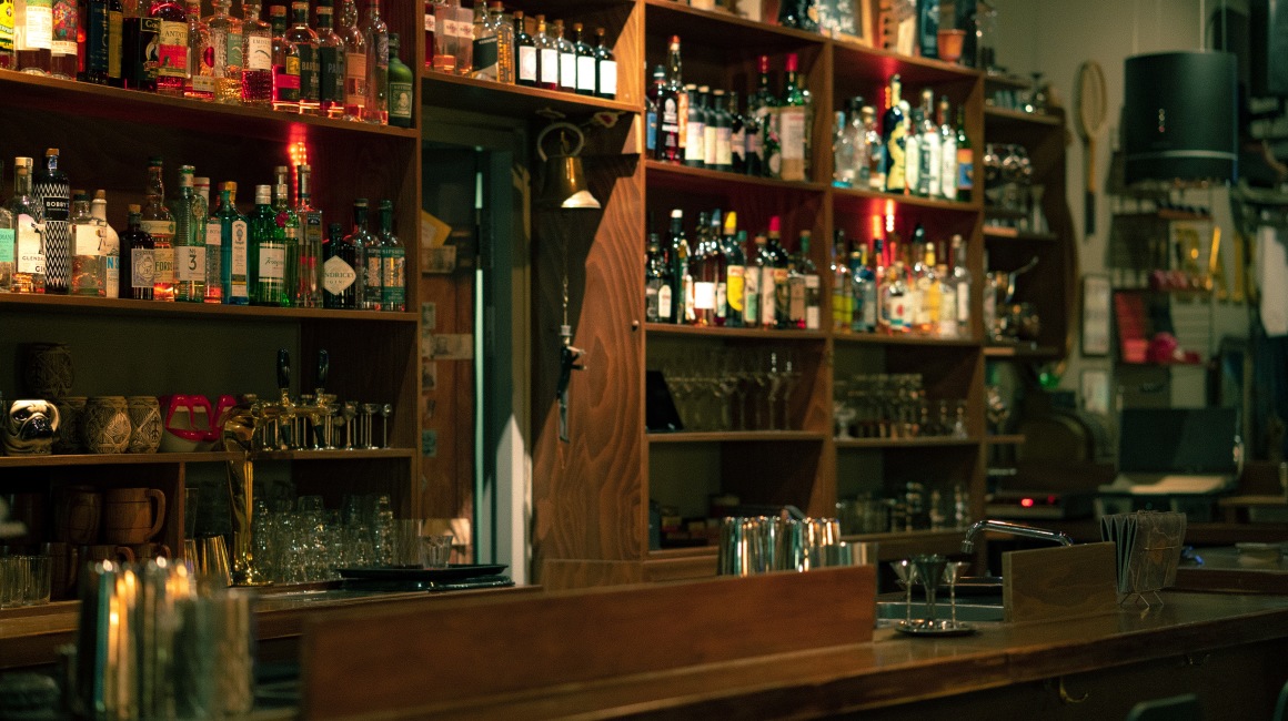 Szenige Bar mit kreativen Drinks