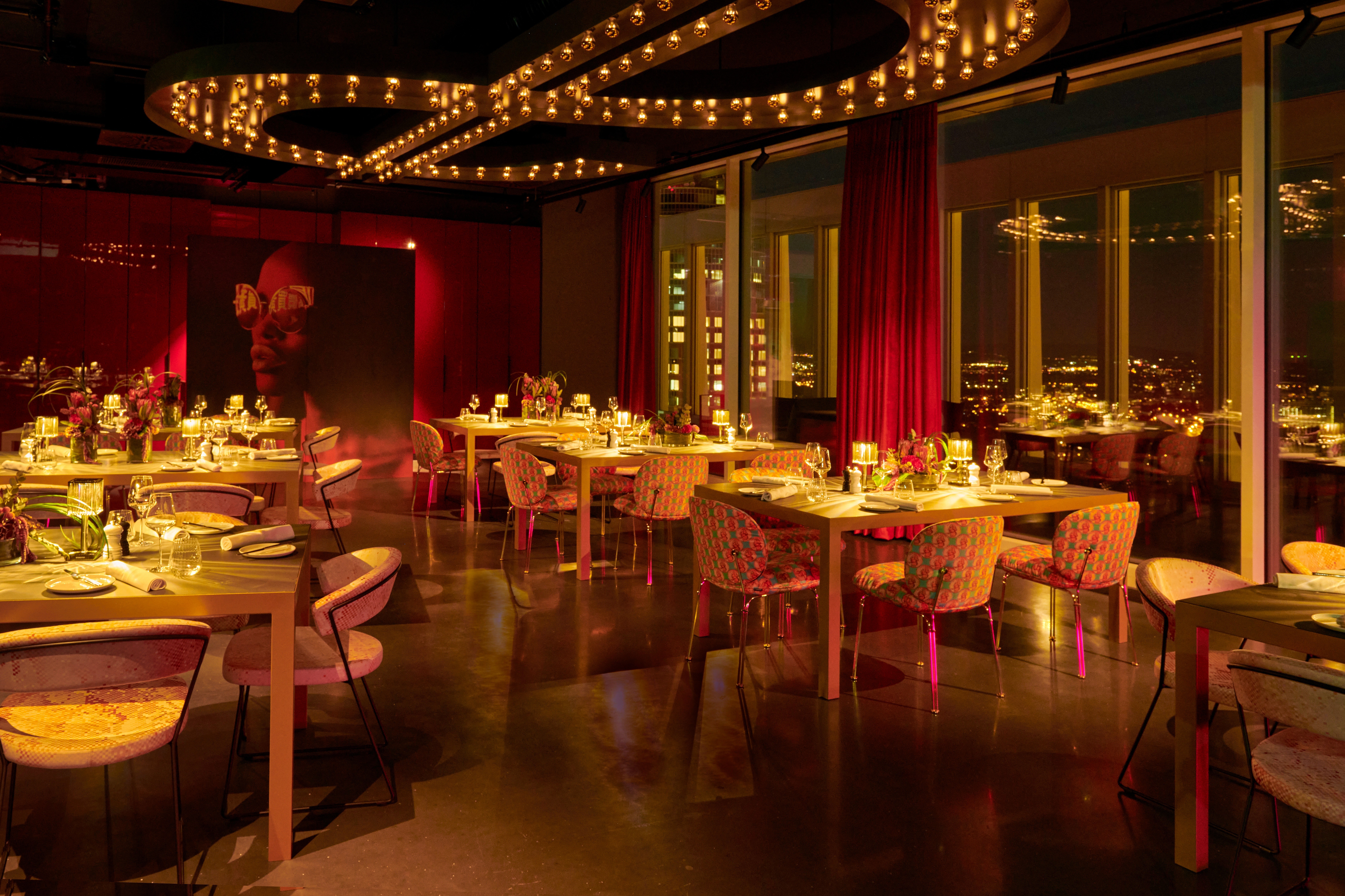 Zur Skybar gehört auch ein Restaurant, Credit: © scn pressebuero