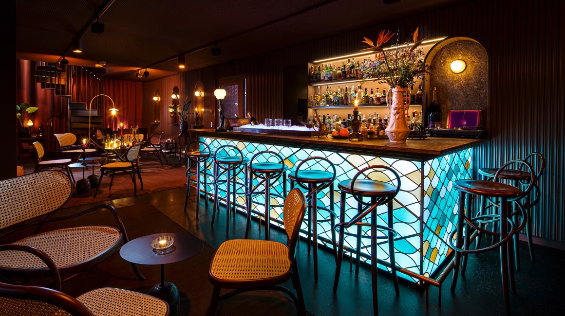 Hotelbar im fünften Stock mit feinen Drinks