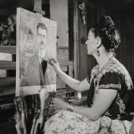 Foto: frida-malt-das-portraet-ihres-vaters-fotografiert-von-gisele-freund-1951_vg-bild-kunst-bonn-2023