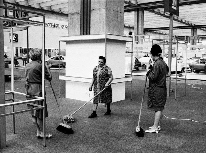 Foto: Putzfrauen, Automobilmesse, 1969 © Barbara Klemm, HMF