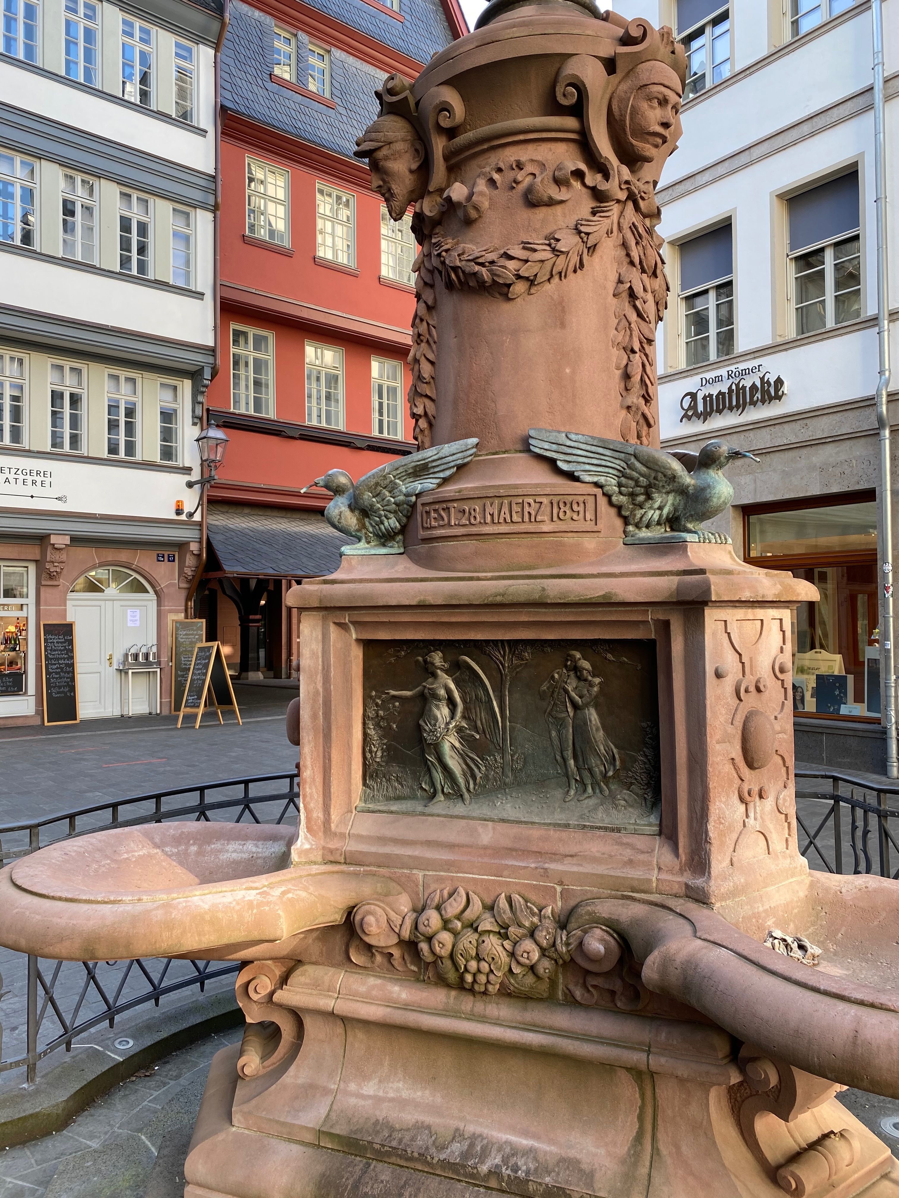 Der Friedrich-Stolze-Brunnen auf dem Hühnermarkt, dem zentralen Platz des rekonstruierten Altstadtviertels. , Credit: © Stefan Wolff
