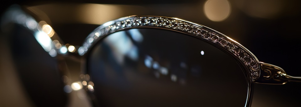 Brillen & Schmuck  (Foto: Adobe Stock - Brian) 